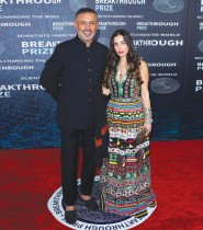 الرئيس التنفيذي لشركة Palo Alto Networks نيكيش أرورا  وزوجته سيدة الأعمال الهندية عائشة ثابار يصلان إلى حفل توزيع جوائز Breakthrough التاسع في لوس أنجلوس. ا ف ب