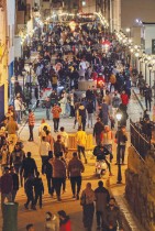 تجمع من الناس في منطقة مزينة في العاصمة الليبية طرابلس في بداية شهر رمضان المبارك «ا ف ب»