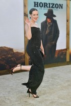 الممثلة الأمريكية جينا مالون تحضر العرض الأول لفيلم  Horizon: An American Saga Chapter 1  في ويستوود، كاليفورنيا. (ا ف ب)