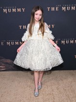 الممثلة الكندية إميلي ميتشل لدى حضورها العرض الخاص لفيلم «المومياء» للمخرج لي كرونين في هوليوود. ا ف ب