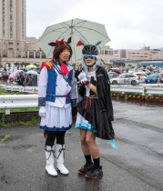 زائرتان ترتديان أزياء تنكرية خلال مهرجان أودايبا إيتاشا هيفين 2023 ، حيث يتم عرض سيارات مزينة بصور وشخصيات مختلفة من الأنيما والمانجا ، المعروفة باسم إيتاشا ، في طوكيو. ا ف ب