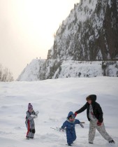 أطفال يلعبون  بالثلج في باجورا ، كوسوفو.   رويترز