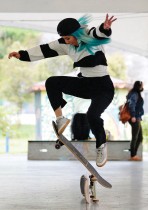 شابة تتدرب خلال فصل دراسي في مشروع مدرسة مجتمعية للتزلج على الألواح تأسس قبل ثماني سنوات ، في محطة حافلات تحولت إلى حديقة - في كيتو ، بالإكوادور.ا ف ب