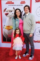 الكاتب جون ويتينجتون وعائلته خلال حضورهم العرض الأول لفيلم  DC League Of Super Pets  في لوس أنجلوس، كاليفورنيا.  رويترز 