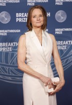 الممثلة الأمريكية جودي فوستر تحضر حفل توزيع جوائز Breakthrough Award في كاليفورنيا. (ا ف ب)
