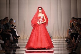 عارضة تقدم زيا من إبداع جورجيو أرماني خلال أسبوع الأزياء الراقية لخريف وشتاء 2023-2024 في باريس - ا ف ب