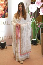 ممثلة بوليوود أيشواريا راي باتشان خلال احتفالات عيد ميلادها الخمسين في مومباي. ا ف ب