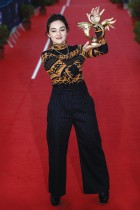الممثلة الفرنسية لوانا باجرامي تحتفل بجائزتها خلال الحفل الختامي لمهرجان كابور السينمائي الرابع والثلاثين في كابور ، نورماندي. ا ف ب