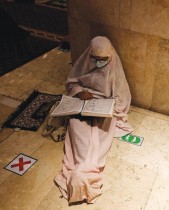 امرأة تقرأ القرآن أثناء حضورها صلاة «التراويح» خلال أول ليلة من صيام شهر رمضان المبارك في مسجد الاستقلال الكبير في جاكرتا، إندونيسيا.    رويترز