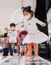أطفال يشاركون في لعبة الحبار في متجر متعدد الأقسام في بانكوك، تايلاند.  رويترز