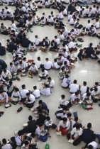 يجلس المئات من الطلاب المسلمين يقرؤون نسخًا من القرآن الكريم في مدرسة الروضة الحسنة الإسلامية في ميدان بإندونيسيا، حيث بدأ المسلمون في جميع أنحاء العالم شهر رمضان المبارك. ا ف ب