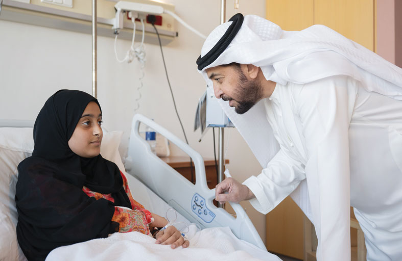 حمدان بن زايد يطمئن على صحة مبارك المنصوري ووديمة المزروعي 