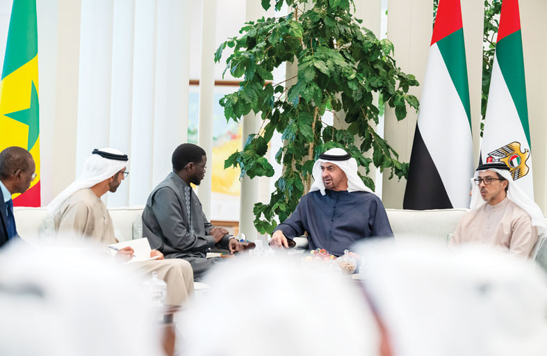رئيس الدولة ورئيس السنغال يبحثان تعزيز علاقات التعاون وعدداً من القضايا الإقليمية والدولية  