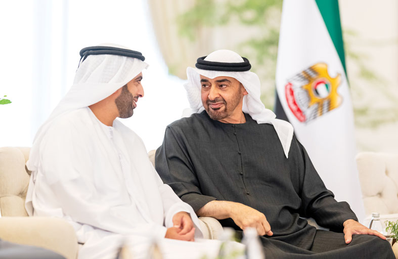 رئيس الدولة يستقبل حاكم أم القيوين ويستعرضان عدداً من الموضوعات التي تتعلق بشؤون الوطن والمواطن  
