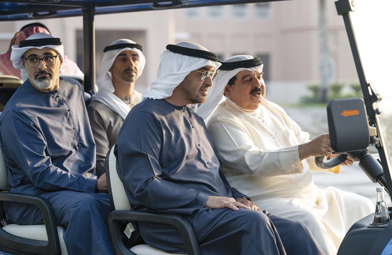 رئيس الدولة يزور ملك البحرين في مقر إقامته في أبوظبي ويستعرضان علاقات التعاون  