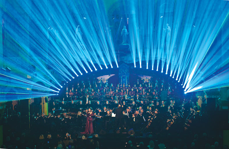 تكريم منصور الرحباني بجائزة مهرجان أبوظبي بالتعاون مع شوبارد تسلمها أبناؤه أسامة وغدي ومروان الرحباني عقب الحفل 