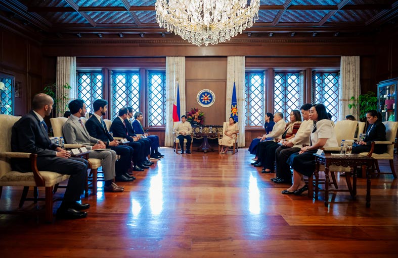 رئيس الفلبين يستقبل عبدالله بن زايد في مانيلا 