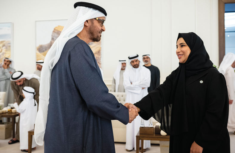 رئيس الدولة يستقبل وفد مكتب شؤون حجاج الإمارات ويشيد بجهودهم 
