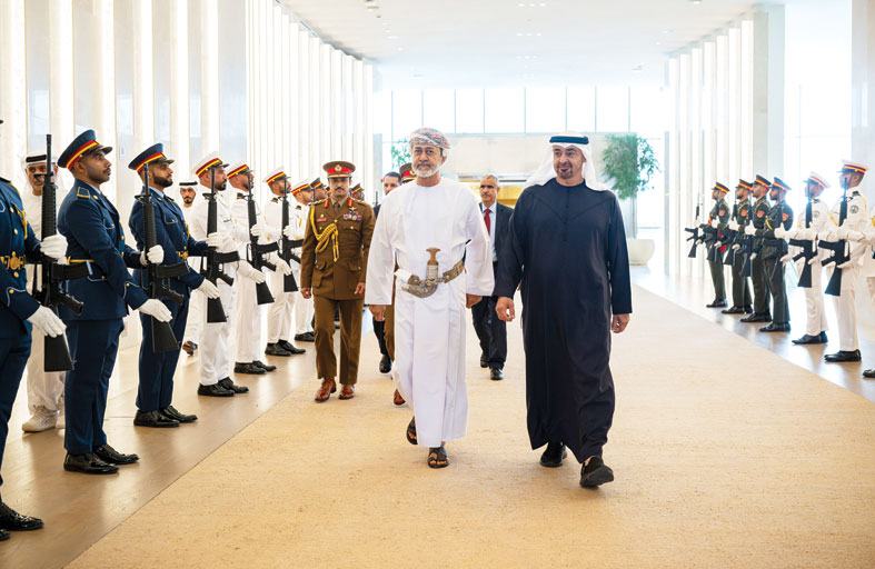 رئيس الدولة وسلطان عمان يبحثان العلاقات الأخوية بين البلدين والتطورات الإقليمية 