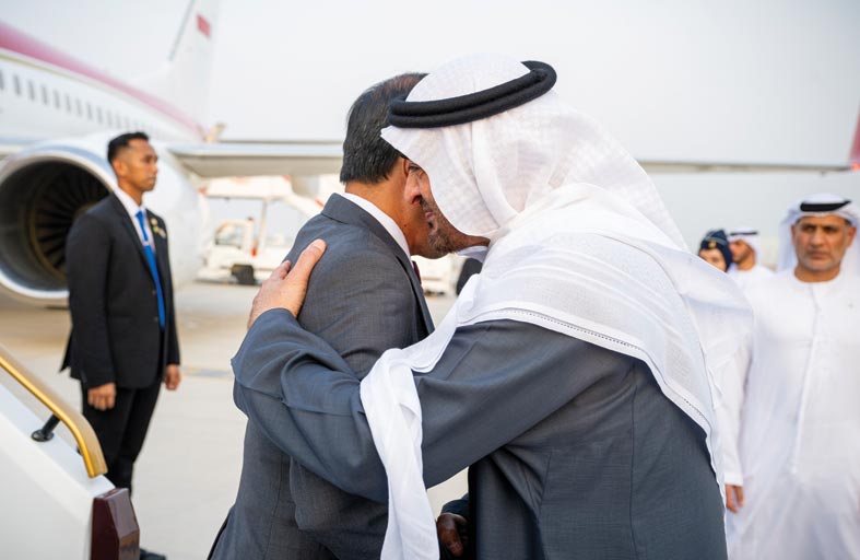 رئيس الدولة في مقدمة مستقبليه .. الرئيس الإندونيسي يصل الإمارات في زيارة دولة 