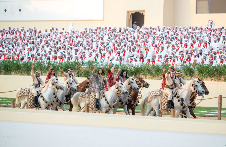 رئيس الدولة: الإمارات محصنة بأبنائها الذين يجتمعون على حبها والوفاء لها والتسابق لخدمتها ورفع رايتها  