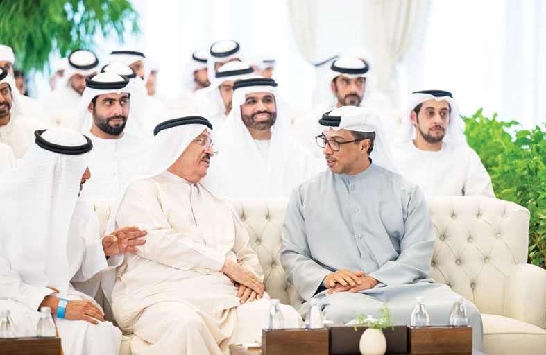 رئيس الدولة يستقبل حاكم أم القيوين ويستعرضان عدداً من الموضوعات التي تتعلق بشؤون الوطن والمواطن  