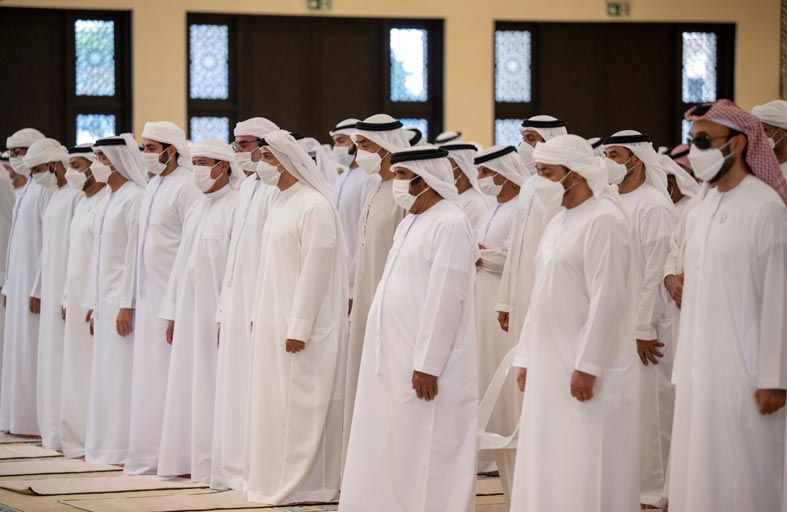 محمد بن زايد والشيوخ يؤدون صلاة الجنازة على روح فقيد الوطن الشيخ خليفة 