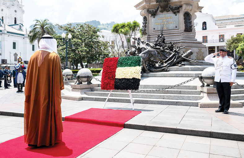 ولي عهد أبوظبي يضع إكليلاً من الزهور أمام النصب التذكاري للاستقلال في العاصمة الإكوادورية كيتو 