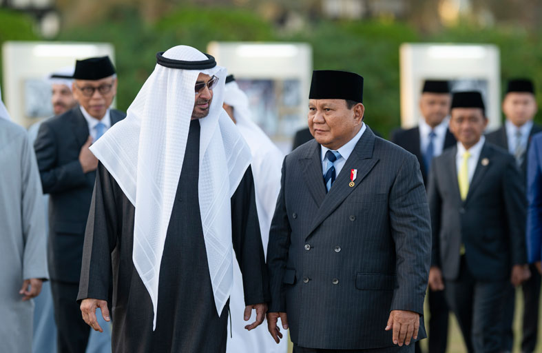 رئيس الدولة والرئيس الإندونيسي يؤكدان أهمية العمل من أجل ترسيخ أسباب السلام والاستقرار الإقليمي والعالمي 