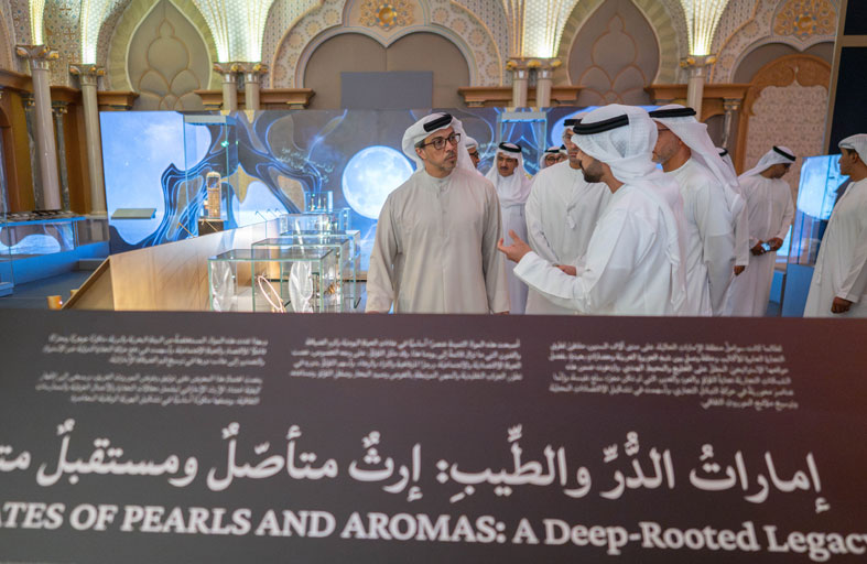 منصور بن زايد يفتتح معرض «إماراتُ الدُّرِ والطيب: إرثٌ متأصلٌ ومستقبلٌ متجدّد» في قصر الوطن احتفاءً بعبق التاريخ الإماراتي وأصالة مفرداته 