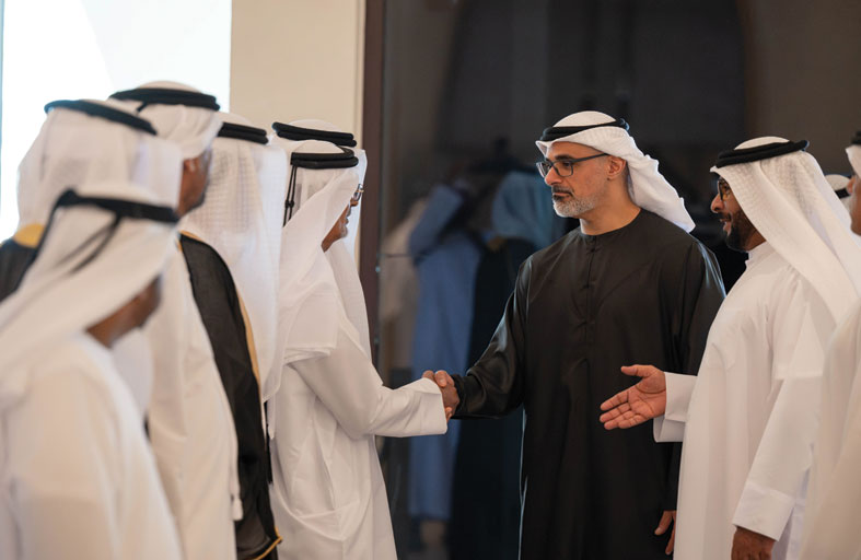 خالد بن محمد بن زايد يشهد العرس الجماعي لقبيلة العوامر 