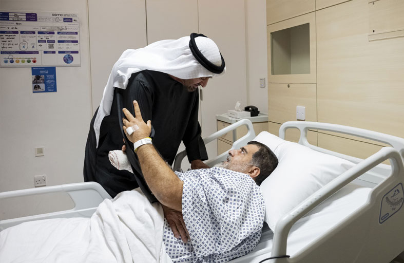 رئيس الدولة يزور عدداً من المصابين الذين يتلقون العلاج في المستشفى 