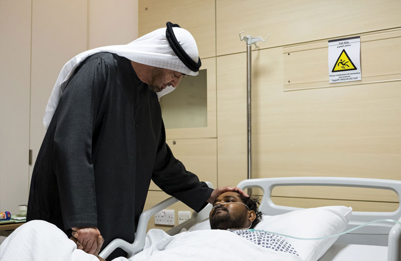 رئيس الدولة يزور عدداً من المصابين الذين يتلقون العلاج في المستشفى 