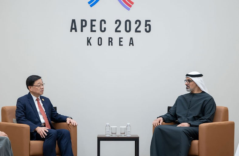 ولي عهد أبوظبي يلتقي الرئيس التنفيذي لمنطقة هونغ كونغ الإدارية الخاصة