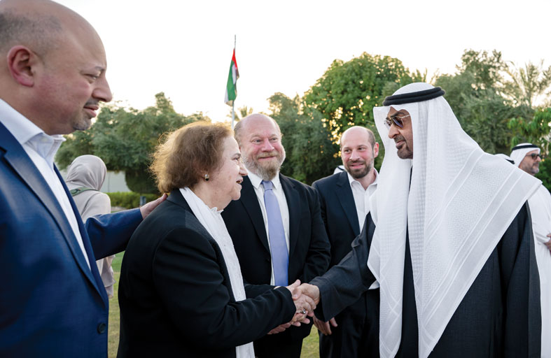 رئيس الدولة يحضر أول لقاء يجمع عدداً من الشخصيات  التي شهدت مراسم رفع علم الاتحاد مع الوالد المؤسس الشيخ زايد 
