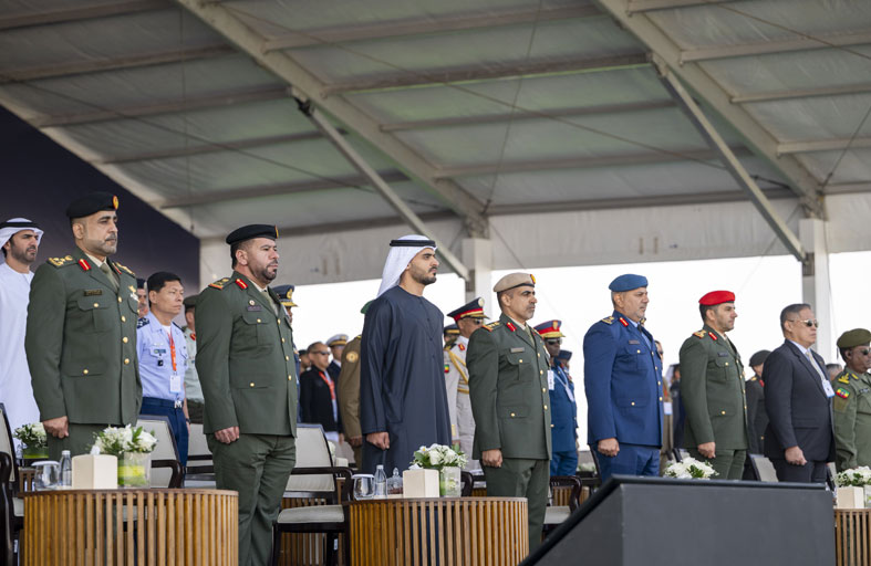 زايد بن محمد بن زايد يشهد جانباً من العروض الجوية الحية ضمن فعاليات معرضَي «يومكس» و«سيمتكس» 