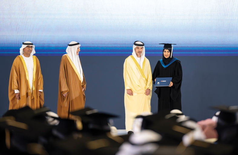 هزاع بن زايد يشهد حفل تخريج الدفعة الـ44 من طلبة جامعة الإمارات 