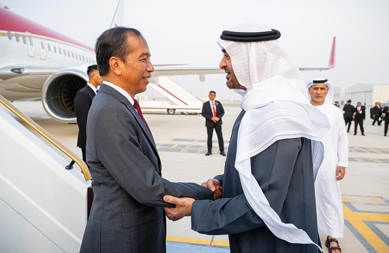 رئيس الدولة في مقدمة مستقبليه .. الرئيس الإندونيسي يصل الإمارات في زيارة دولة 