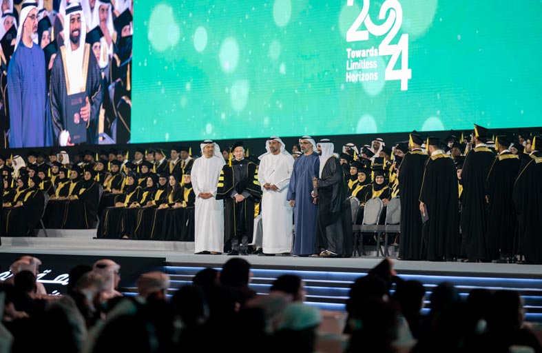 خالد بن محمد بن زايد يشهد حفل تخريج طلبة جامعة خليفة 