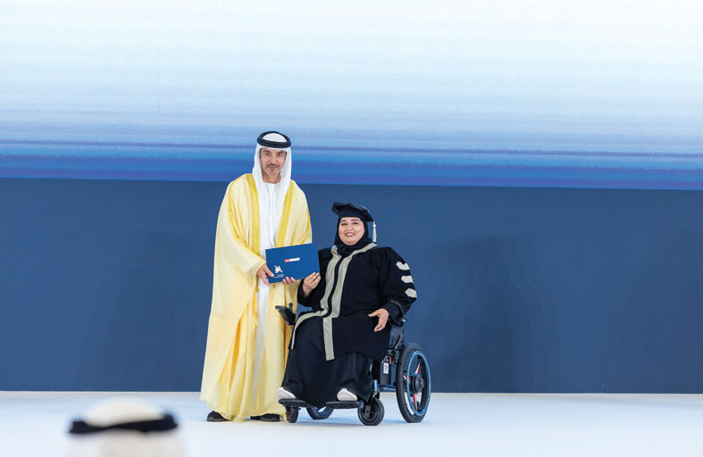 هزاع بن زايد يشهد حفل تخريج الدفعة الـ44 من طلبة جامعة الإمارات 