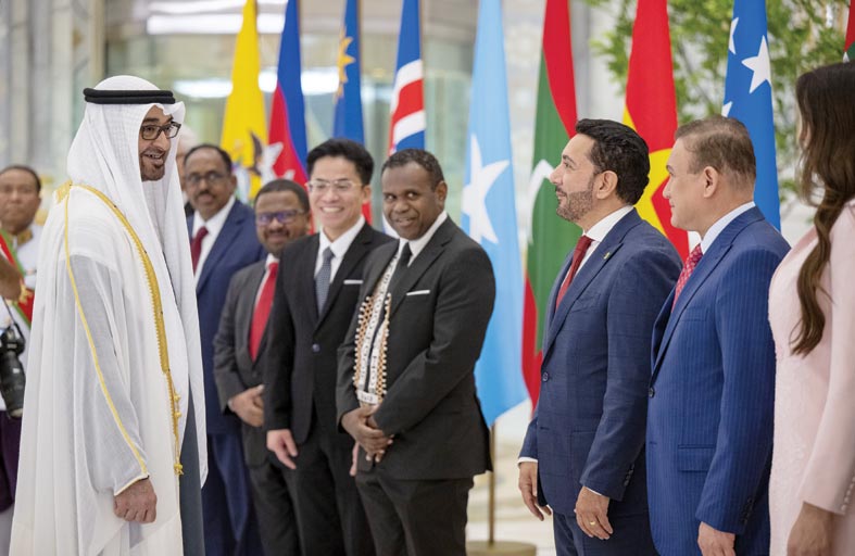 رئيس الدولة يؤكد حرص الإمارات على ترسيخ علاقاتها مع مختلف دول العالم 
