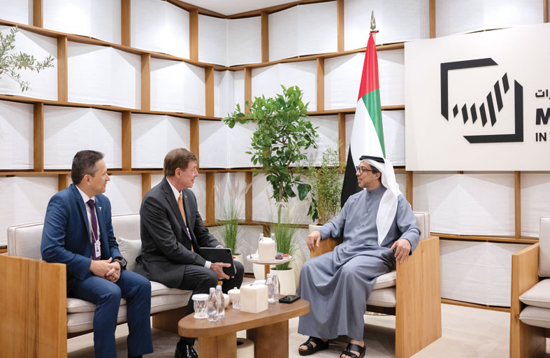 منصور بن زايد يشهد التوقيع على عقد شراء طائرات C-390 ميلينيوم لصالح القوات الجوية 