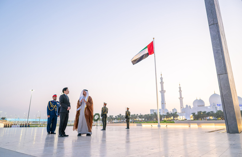 ذياب بن محمد بن زايد يستقبل رئيس وزراء سنغافورة في واحة الكرامة 