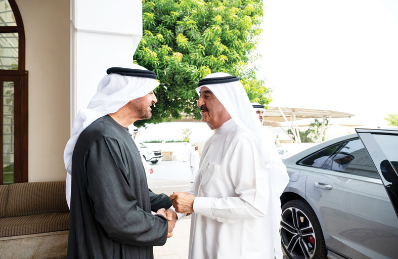 رئيس الدولة يستقبل حاكم أم القيوين ويستعرضان عدداً من الموضوعات التي تتعلق بشؤون الوطن والمواطن  