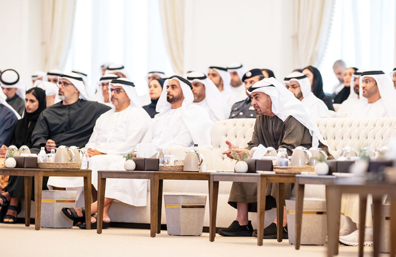 رئيس الدولة يشهد جلسة حول «الذكاء الاصطناعي» عقدت في قصر البحر بمشاركة عدد من الوزراء والمسؤولين 