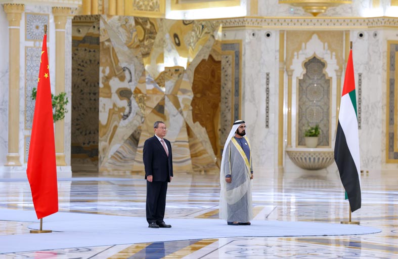 محمد بن راشد يستقبل رئيس مجلس الدولة الصيني في قصر الوطن 