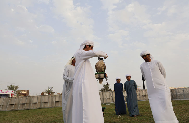 نادي صقّاري الإمارات يُطلق فرعًا موسميًا لمدرسة محمد بن زايد للصقارة وفراسة الصحراء 