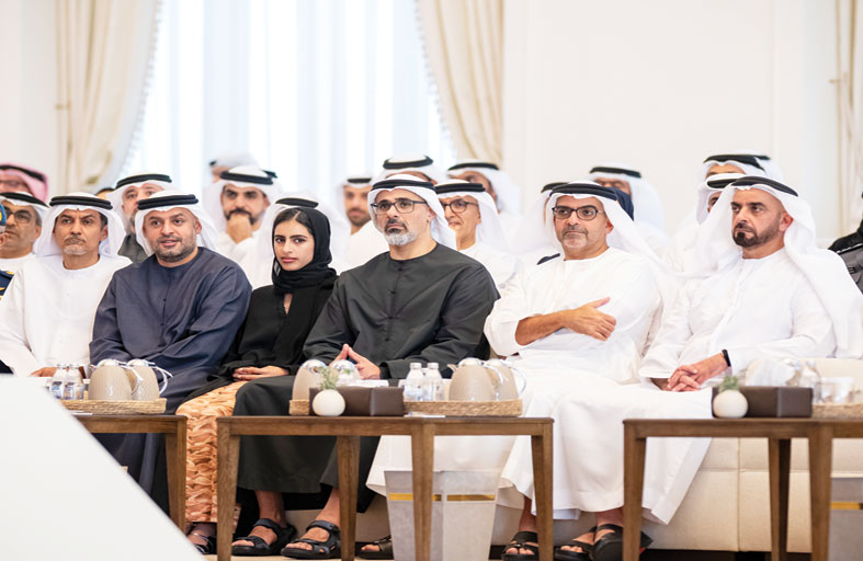 رئيس الدولة يشهد جلسة حول «الذكاء الاصطناعي» عقدت في قصر البحر بمشاركة عدد من الوزراء والمسؤولين 