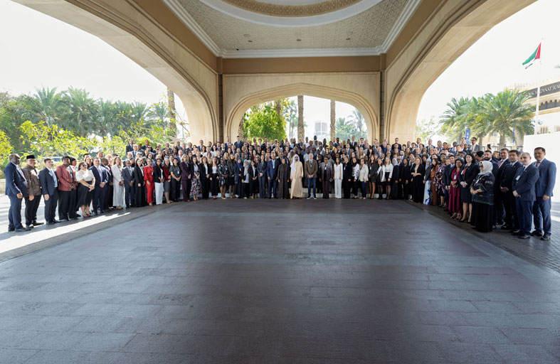 محمد بن راشد يشهد تخريج 377 منتسبا من 17 برنامجا لتأهيل القيادات الحكومية من 45 دولة 