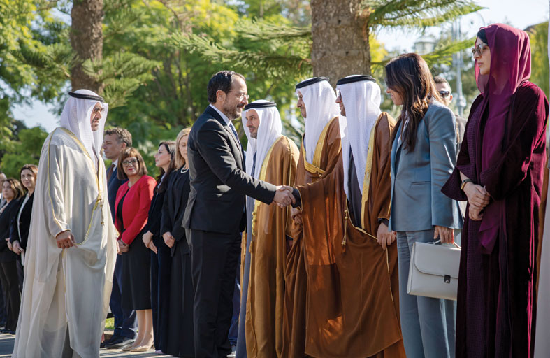 جرت لسموه مراسم استقبال رسمية..رئيس الدولة يصل القصر الرئاسي في نيقوسيا يرافقه الرئيس القبرصي 